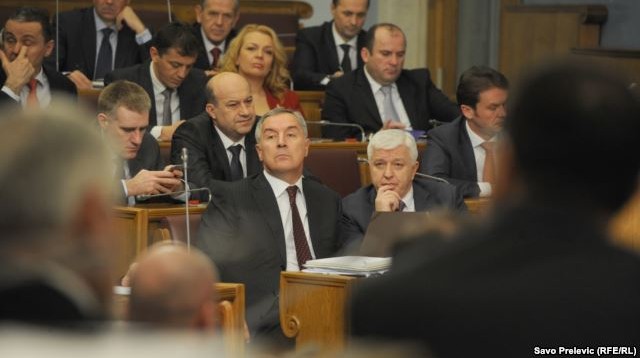 Deputetët shqiptarë shpëtojnë Gjukanoviqin