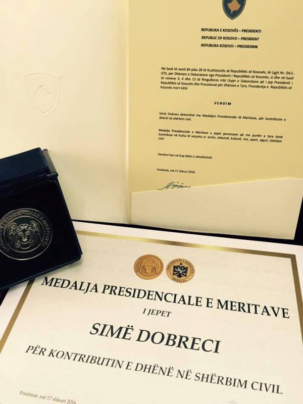 Presidentja-Jahjaga-dekoroi-Simë-Dobrecin-1