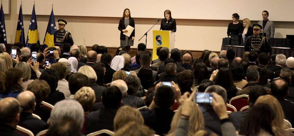 Presidentja Jahjaga dekoroi Simë Dobrecin me Medaljen Presidenciale të Meritave