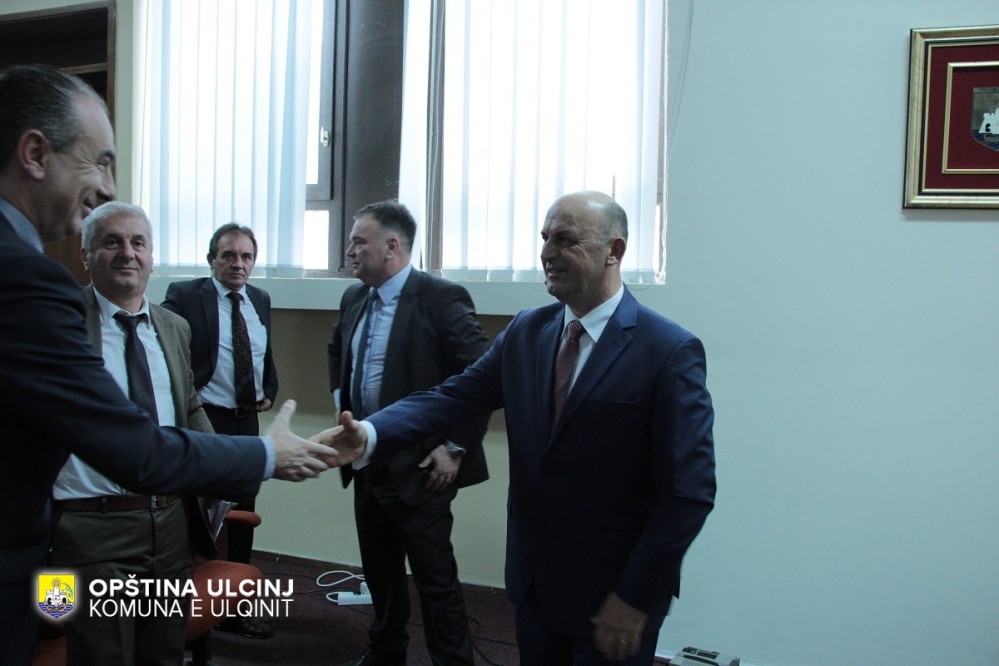 Fatmir Gjeka ia dorëzoi Ulqinin, Nazif Cungut – Video