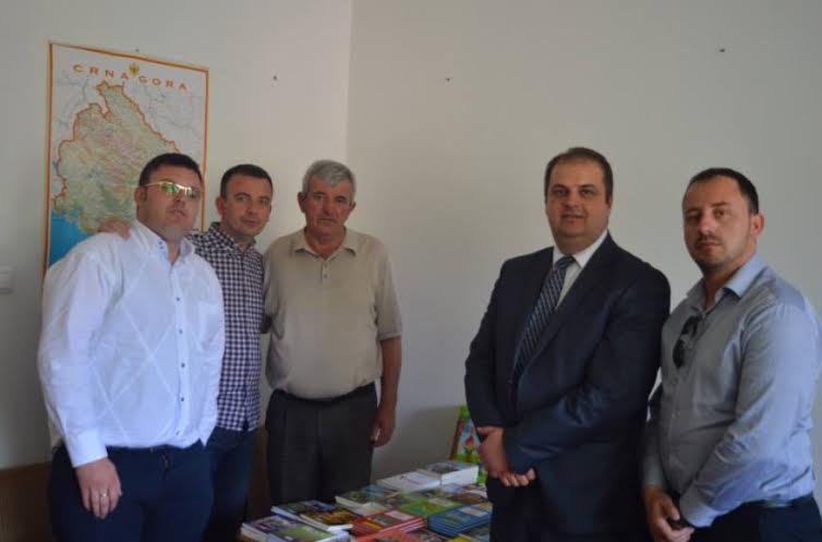 Nacionalni Savjet Albanaca u Crnoj Gori: Poklonili knjige osnovnim školama u Malesiji
