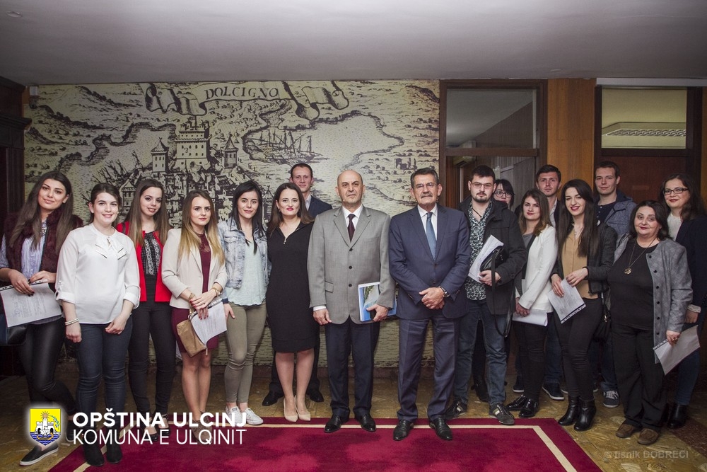 Komuna ndan 32 bursa për studentët e Ulqinit – Video