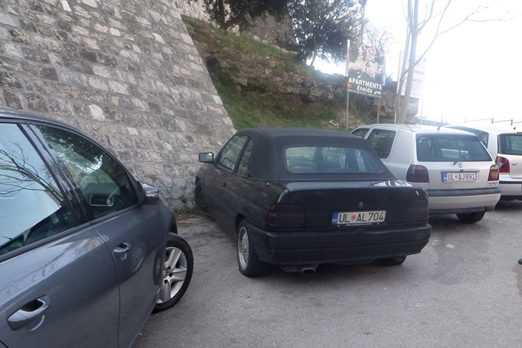 Ko buši gume na automobilima u Ulcinj?