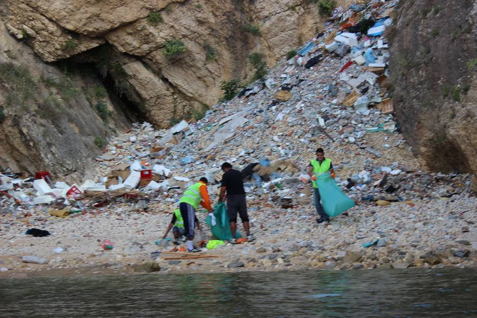 Vazhdon deponimi i mbeturinave rreth Kalasë mijëvjeçare!