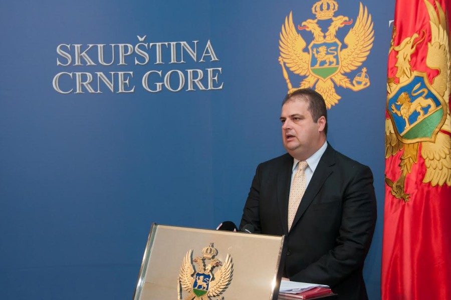Ni­man­be­gu: Bez kazni za nošenje stranih zastava