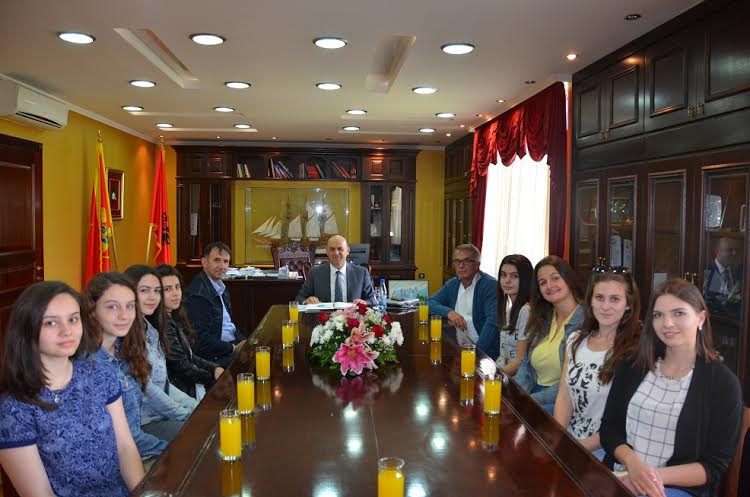 Një grup nxënësish viziton komunen e Ulqinit