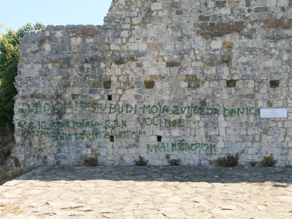 Shkrime nëpër mure të kalas së Ulqinit -4