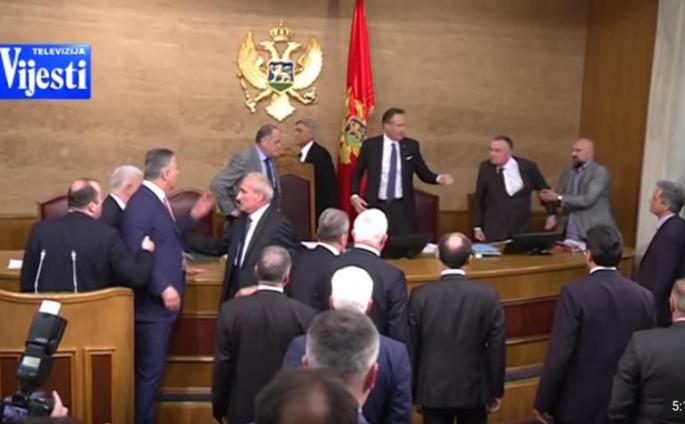 Incident në kuvend të Malit të Zi, ndërpritet seanca -Video
