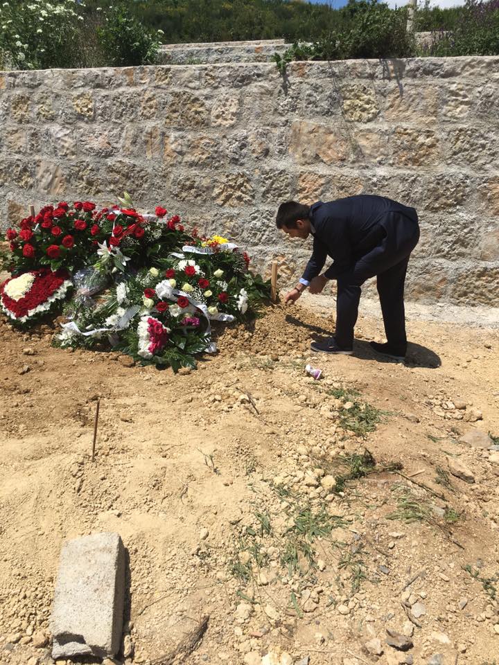 Labinot Tahiri viziton  varrin e Gazi Mustafiqit ne Ulqin