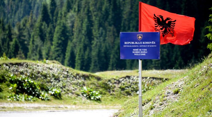 Malazezët heqin flamurin dhe tabelën në kufi me Kosovën