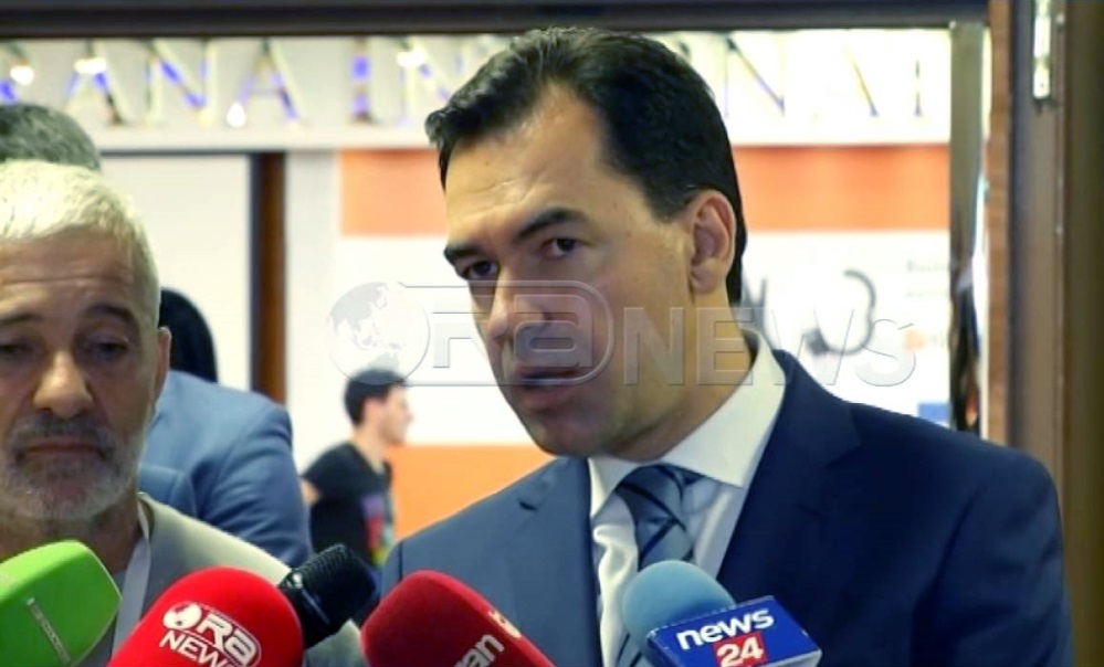 Ministri malazez Pazhin kundër akademisë – Video