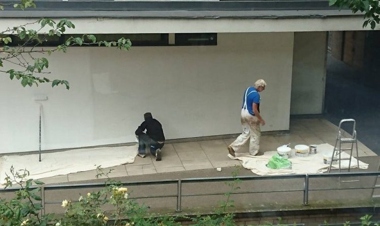 Manchester: Lypësi i kërkon të holla, burri i ofron punë
