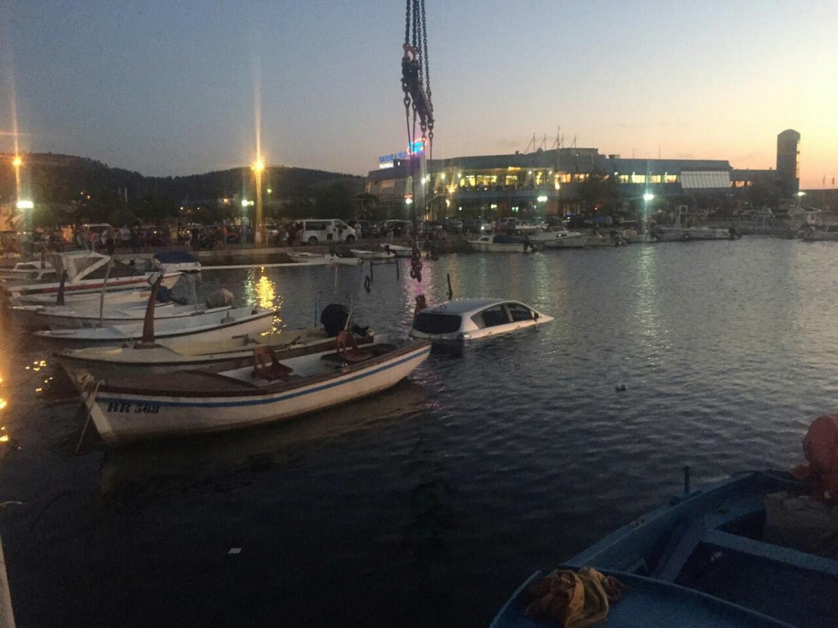 Makina përfundon në ujë me targa të Ulqinit tek Marina e Tivarit