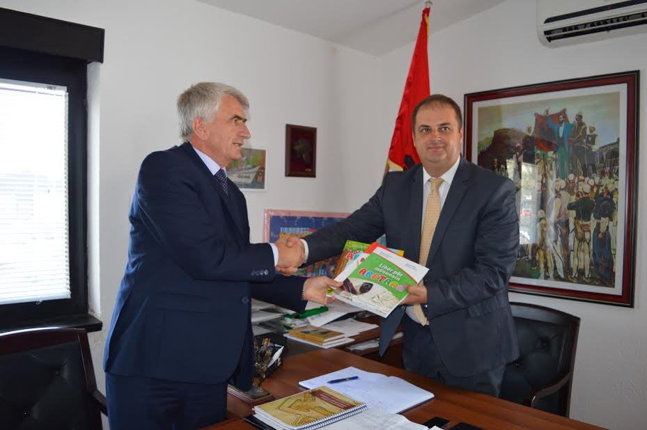 Ministria e Arsimit e Kosovës donacion libra për nxënësit shqiptar në Mal të Zi