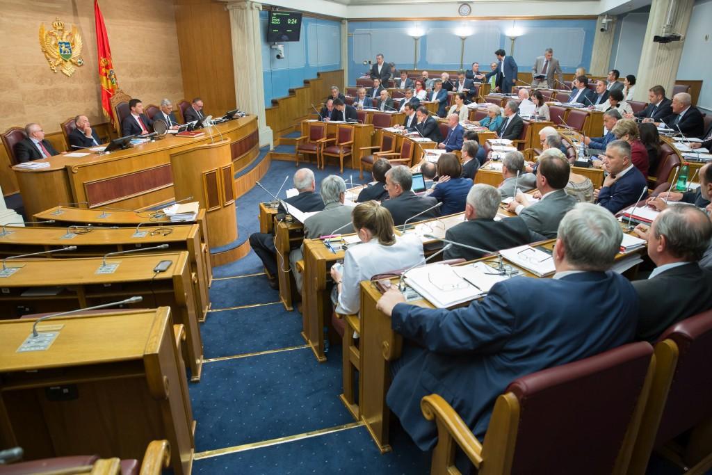 Skupština Crne Gore tri prevodioca i platio ih ukupno 2.100