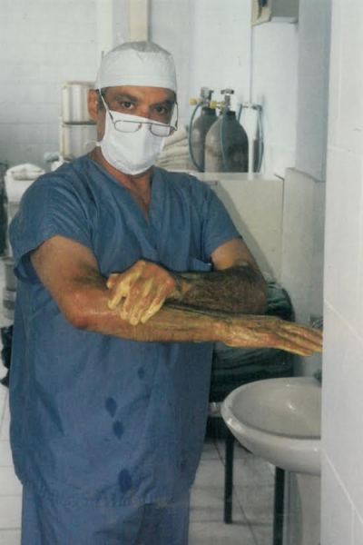 Mjeku amerikan që shërbeu gjatë luftës në Kosovë viziton Ulqinin, ndihmon Shtëpinë e shëndetit