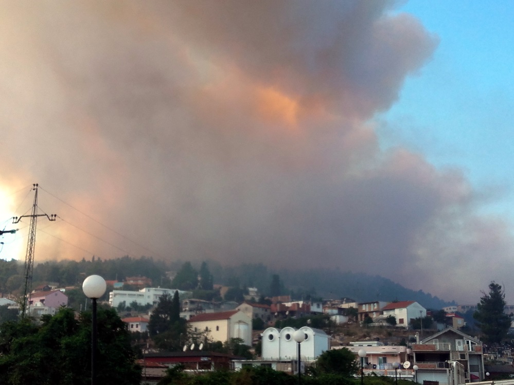 SOS veliki požar u Ulcinju: U opasnosti i okolne kuće + Foto