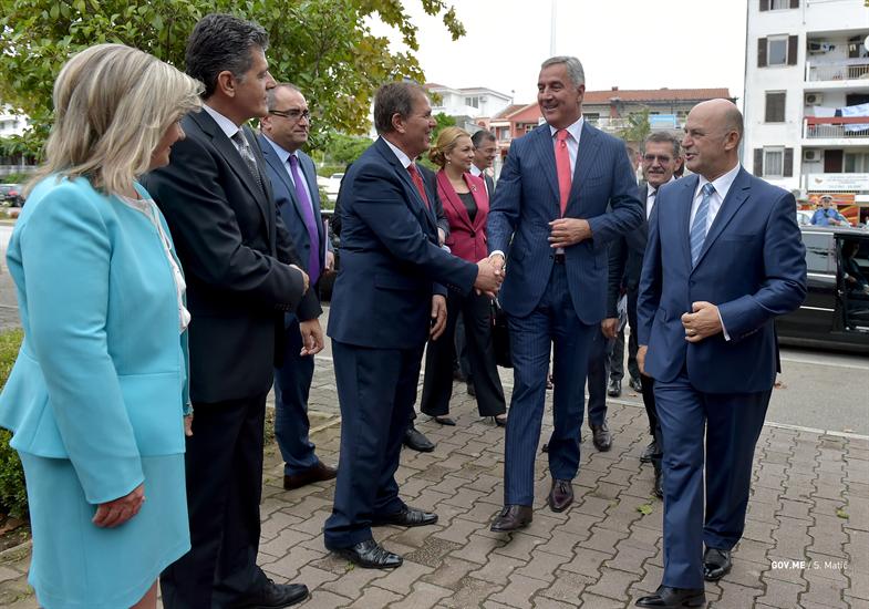 Zeneli: Kush ende iu beson përrallave të Gjukanoviq-it ?
