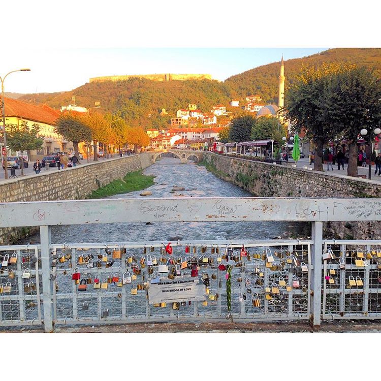 Nika: Dje në urën e dashnorëve, kokë në vete, mylla 3 dryna…?!!