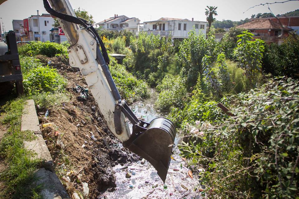 Ulqin: Fillojnë punimet për pastrimin e kanalit të Braticës