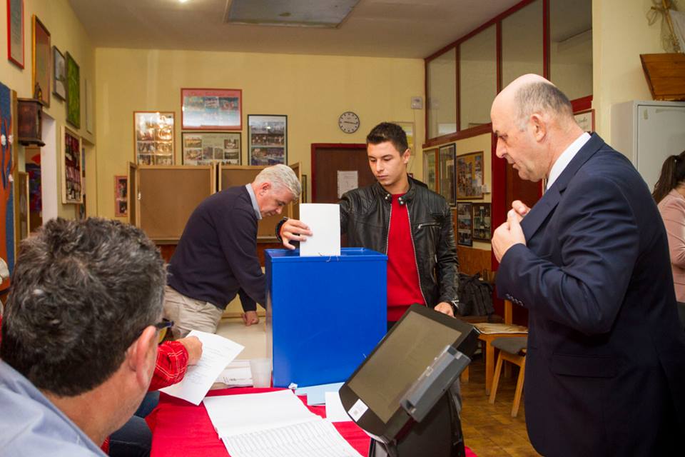 Nazif Cungu voton së bashku me familjen-1