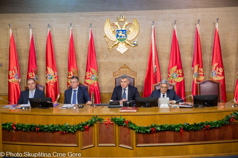Shqiptarët përfshihen në qeverinë e re të Malit të Zi