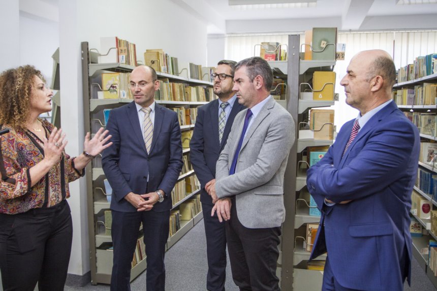 Ministri Shala dhuron libra bibliotekës së Ulqinit