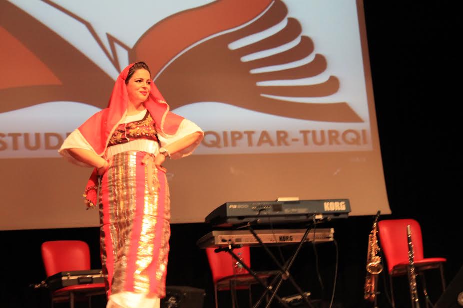 Veshja dhe Shota e Anës së Malit edhe në Stamboll me rastin e 28 Nëntorit – Video