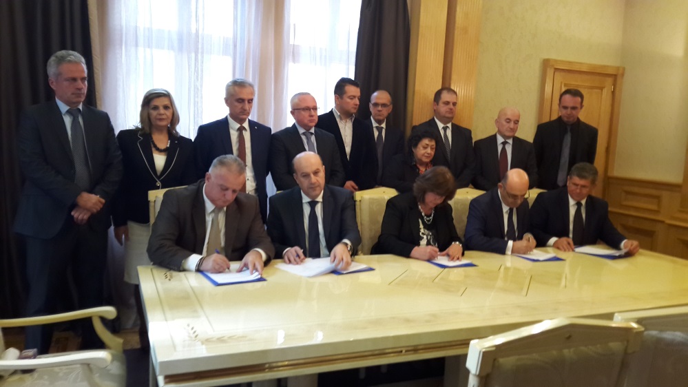 U arrit të bëhet nënshkrimi i pakicave per formomin e Qeverise – Video