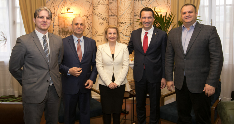 Kako gradonačelnik crnogorskog Ulcinja može da potpiše da je to “albanska opština”?