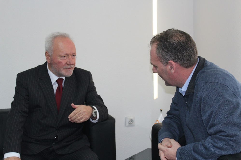 Fatmir Limaj takon ambasadorin e ri të Malit të Zi, Ferhat Dinoshën