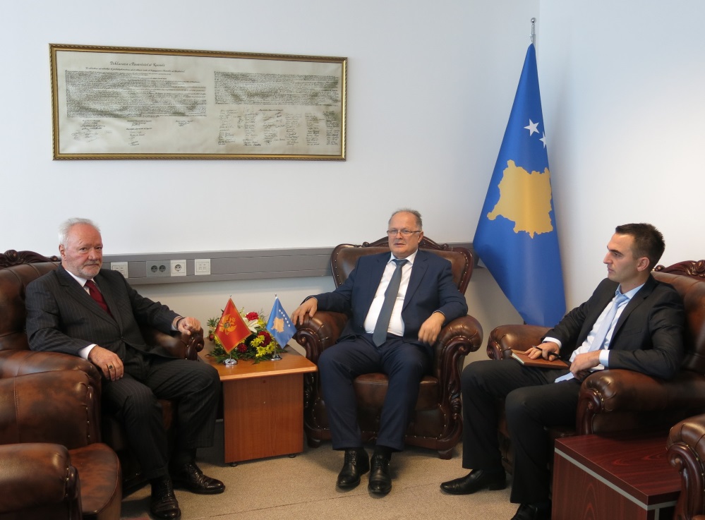 Zëvendëskryeministri Kelmendi priti në takim ambasadorin e Malit të Zi, Ferhat Dinoshën