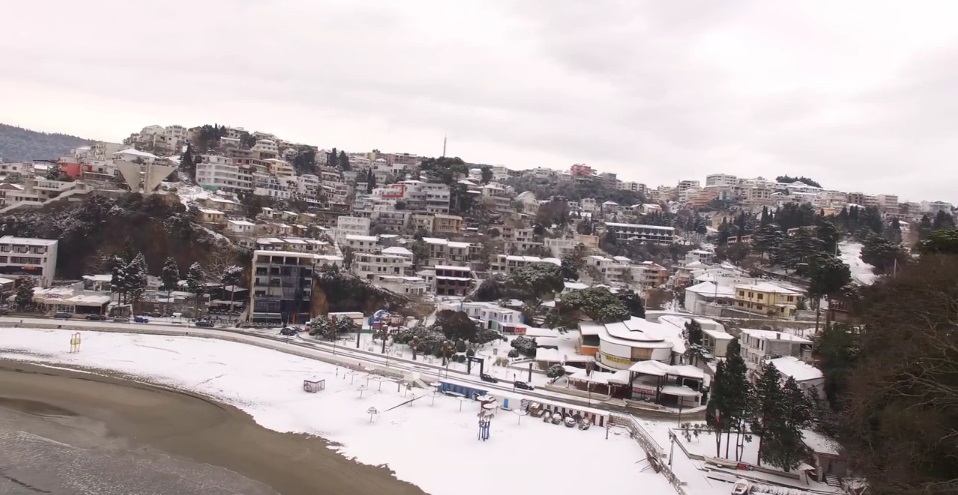 Videolajm/ Qyteti i Ulqinit mbulohet nga bora