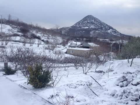Edhe sot, fshati Millë i mbuluar me bore