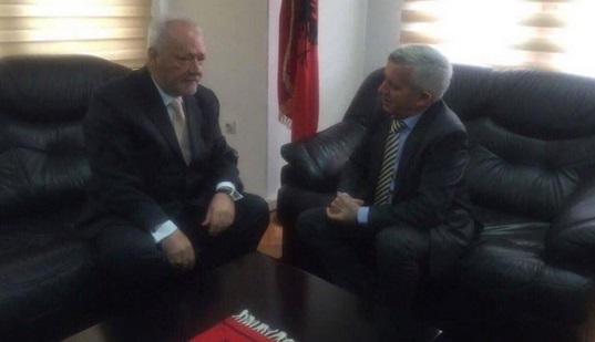 Ambasadorët Dinosha e Minxhozi: Rajonit i duhen ura, jo mure