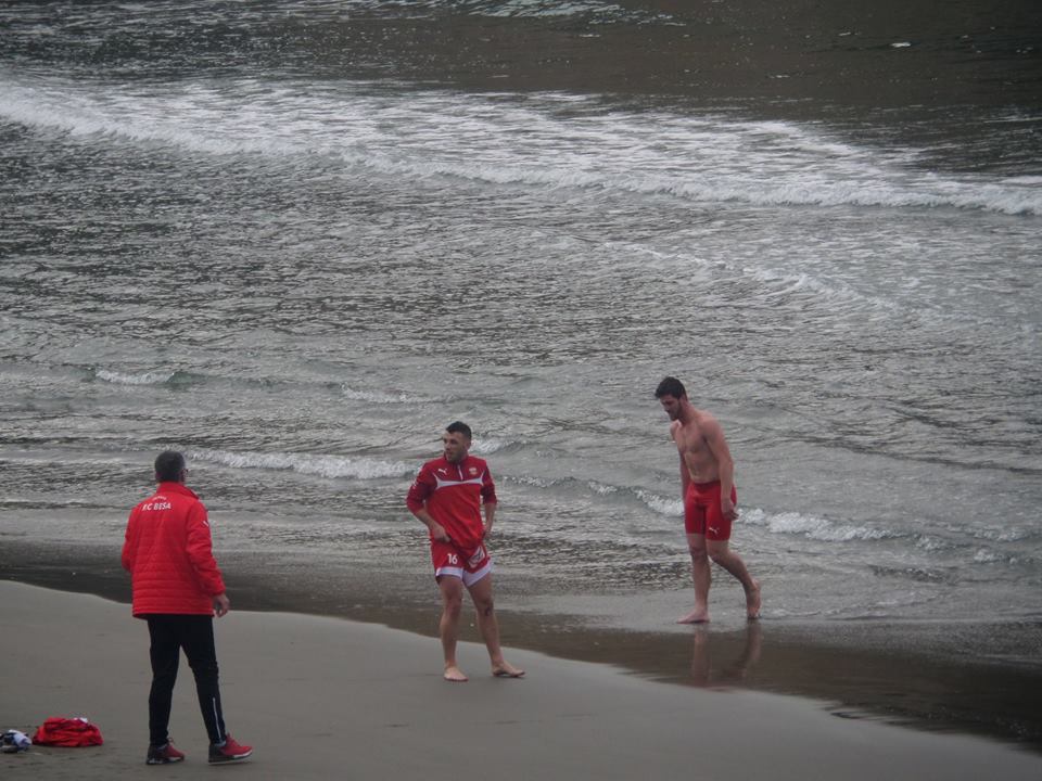 Lojtarët e FC Besa lahen në det në mes të dimrit në Ulqin