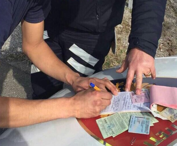 ​Arrestohet malazezi, ofroi 5 euro ryshfet për policët Shkodër-Koplik
