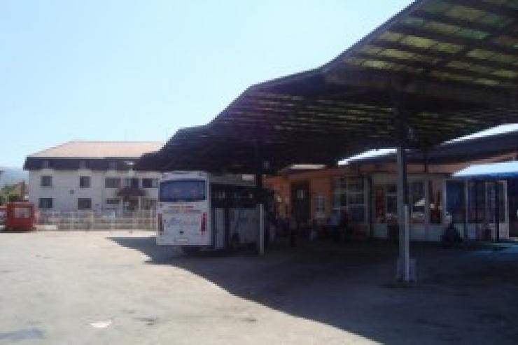 Autobusi pa sistem të frenimit bart nxënësit në Guci
