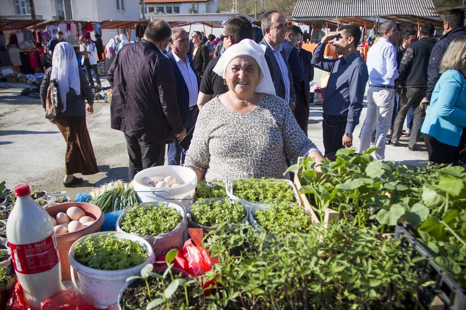 Hapet tregu i ri i fruta-perimeve në Anë të Malit + Foto
