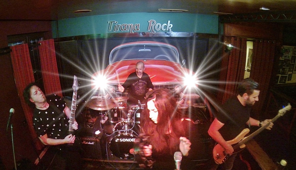 Performance e bukur e Rock Grupit “Ivana & Rock Trio” në Tiranë