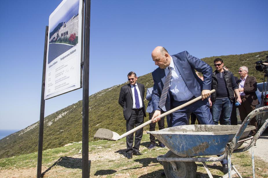 Cungu me lopatë në dorë vendos pikat e vrojtimit ne Valdanos dhe Shtegvashe