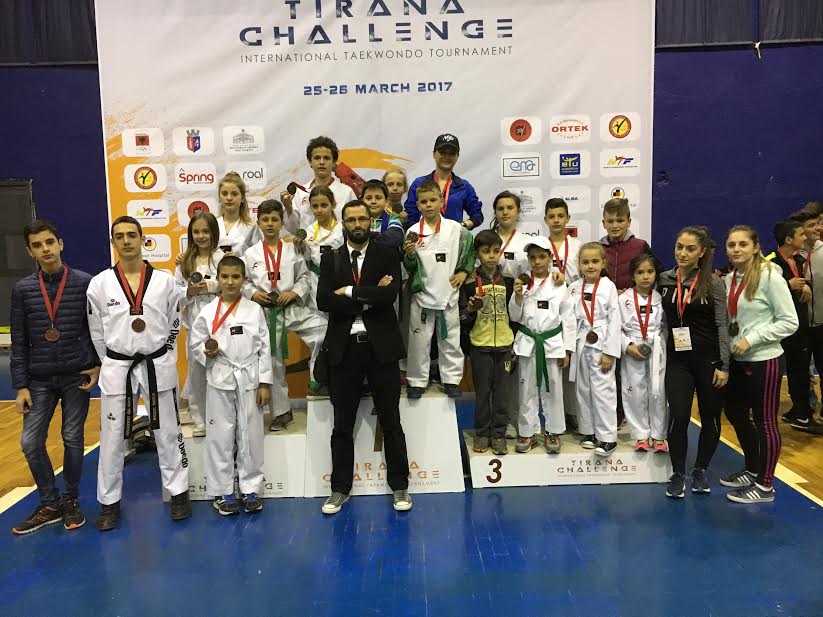 Taekwondo Ulqini kryeson me 21 medalje prej tyre me 5 te arta ne Tiranë