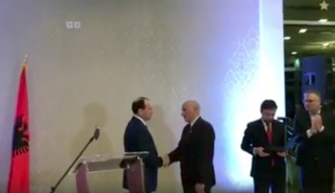 Presidenti Nishani dekoron me mirënjohjen ,,Nderi i Kombit” Dr. Simë Dobreci dhe Dr. Ruzhdi Ushaku
