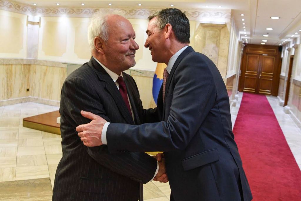 Kadri Veseli takon Dinoshën, premton se do të asfaltohet rruga Deçan-Plavë