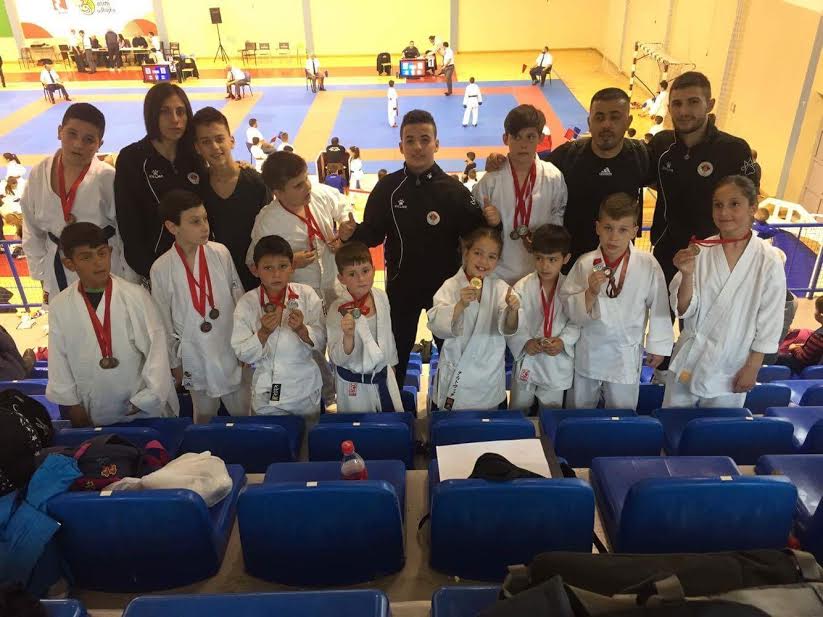 Kater kampiona te Malit te Zi nga klubi i karates Rei