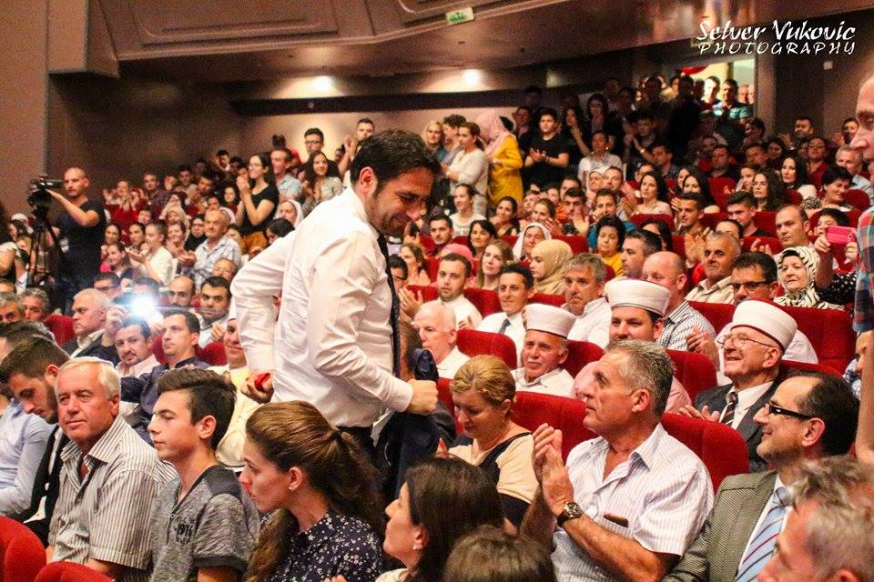 Elvis Naçi pritet nga shumë qytetarë në Ulqin – Video