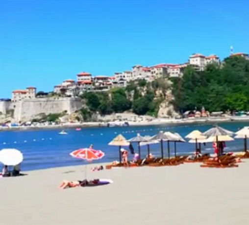 Turistët nuk durojnë, “çelin” vetë sezonin turistik në Ulqin – Video