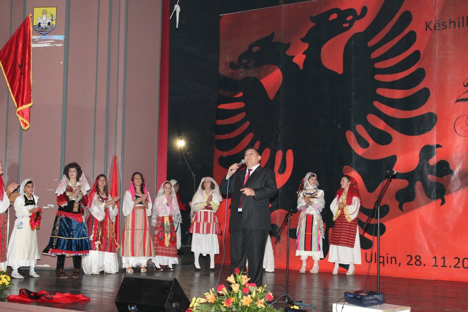 Flamuri kuqezi mund të përdoret në gjashtë komuna të Malit të Zi – Video