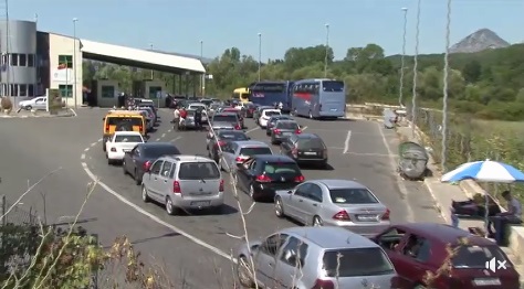 Në kufirin Shqipëri – Mali i Zi fluks i madh i automjeteve – Video