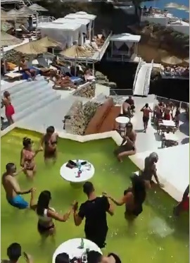 Pishina që po ‘tronditë’ të gjithë në Far Beach në Ulqin, hidhet vallja – Video